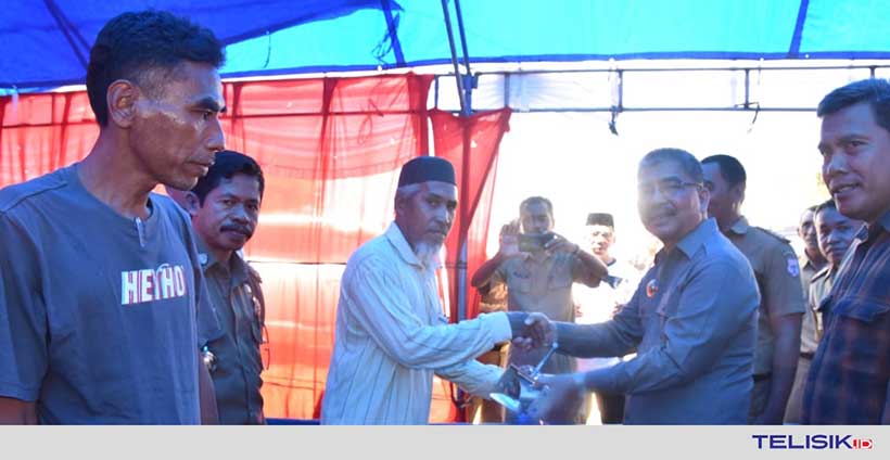 Tutup Tahun, Bupati Butur Serahkan Bantuan pada Nelayan